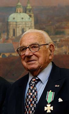 Sir Nicholas Winto 